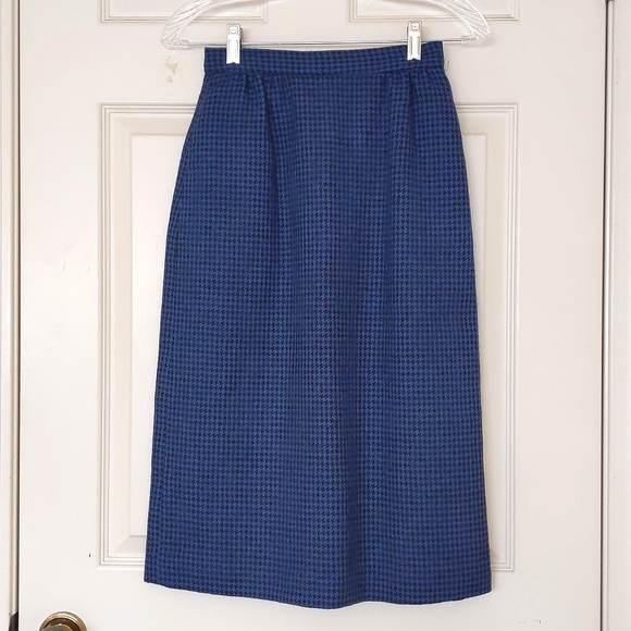 NWOT. Woman's 100% Wool full lined midi skirt. - Picture 3 of 4